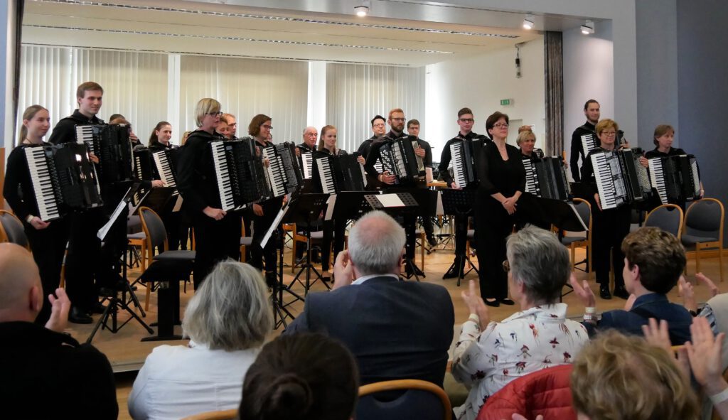 Das 1. Dürener Akkordeonorchester beim Landesmusikfest auf der Bühne in der Musikschule Leverkusen (Foto: Anita Brandtstäter)