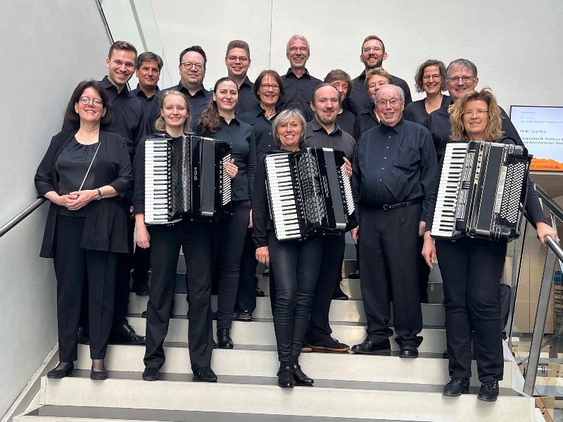 Das Bild zeigt die Spieler:innen und ihre Dirigentin Andrea Nolte beim 1. Dürener Akkordeonorchester beim World Music Festival 2025 in Innsbruck.